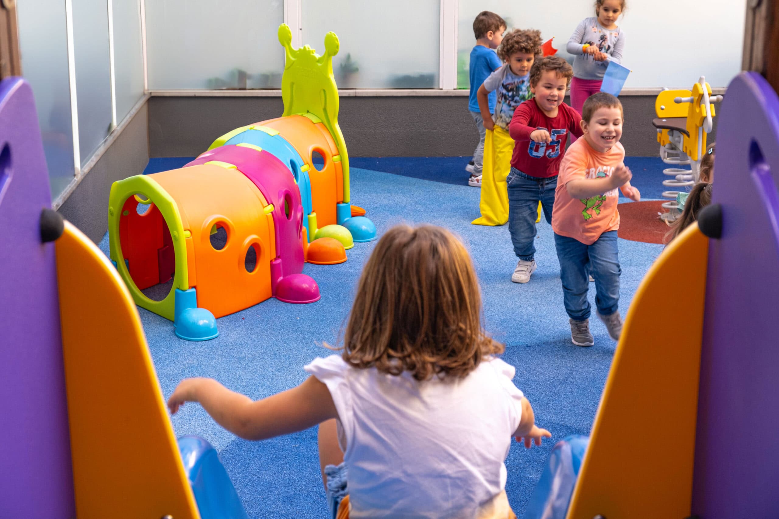 Meninos a brincar no parque do infantário A Toca dos Traquinas