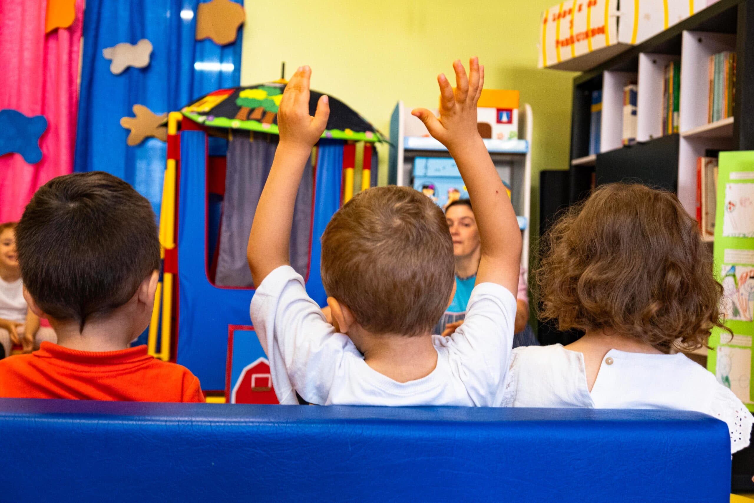 Meninos com a Educadora na Biblioteca do infantário A Toca dos Traquinas